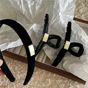 Elegantes Set aus schwarzem Samt-Haarreif und quadratischen Haarklammern aus Metall