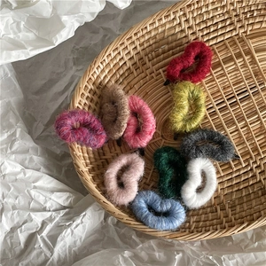 Détail de pinces à cheveux en forme de cœur tissées colorées dans un panier
