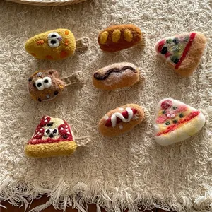 Handgefertigtes Set aus Wollfilz-Haarspangen mit süßen Brot- und Pizza-Motiven