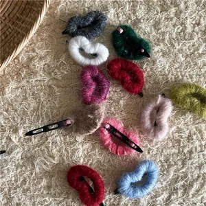 Barrettes à cheveux en forme de cœur tricoté coloré avec texture en fausse fourrure