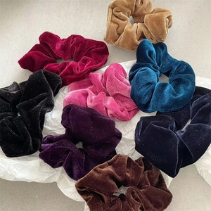 Nahaufnahme von bunten Samt-Haargummis mit weicher Textur und elastischem Innenband