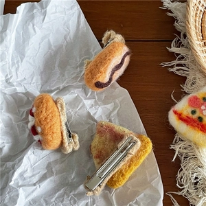 Detailansicht handgefertigter Filz-Haarspangen mit Pizza- und Sandwich-Motiven