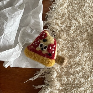 Detailansicht einer handgefertigten Filz-Pizza-Haarspange mit süßem braunem Bärenkopf