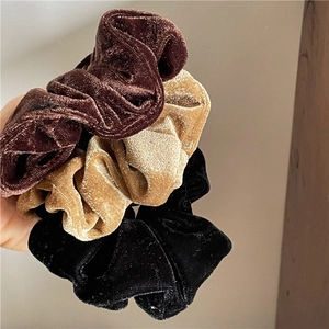 Dreierpack Samt-Haargummis in Braun, Gold und Schwarz mit reicher Textur und Gummizug