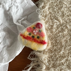 Detailansicht der handgefertigten Pizza-Haarspange aus Filz mit bunten Belägen und Struktur