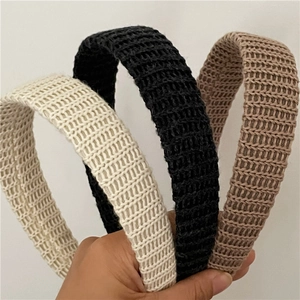 Trois bandeaux en tricot en crème, noir et marron pour un style d'hiver confortable