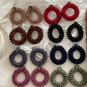 Gros plan d'élastiques à cheveux spirale en peluche colorée avec perles décoratives