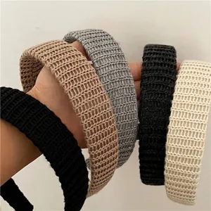 Bandeaux en tricot côtelé en cinq couleurs polyvalentes sur un fond neutre