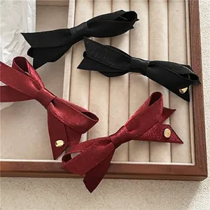 Barrettes à nœuds en satin élégant noires et bordeaux avec accents de perles dorées