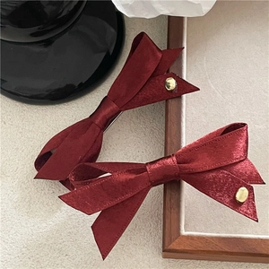 Élégant lot de deux barrettes à nœuds en satin bordeaux avec boutons dorés