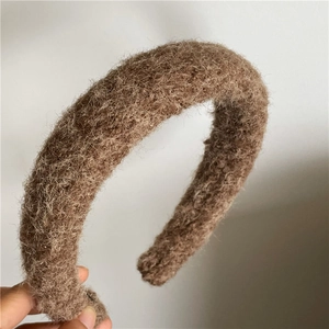 Gros plan sur le serre-tête épais en peluche montrant la texture douce marron d'hiver