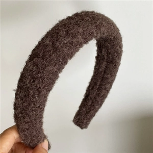 Vue détaillée de la texture en polaire peluche marron du serre-tête épais d'hiver