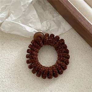 Vue détaillée d'un chouchou fil de téléphone en chenille marron avec un anneau translucide