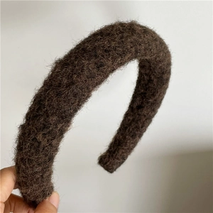 Gros plan du serre-tête épais en peluche marron avec texture douce effet laine d'hiver