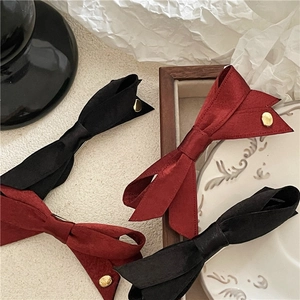 Barrettes à cheveux élégantes en satin rouge et noir avec clous dorés et pince crocodile