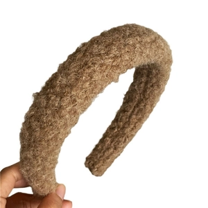Serre-tête épais en laine marron avec texture pelucheuse douce pour femmes en hiver