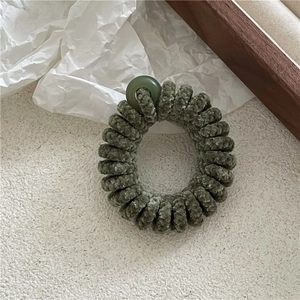 Détail de l'élastique à cheveux cordon de téléphone en velours vert foncé avec perle