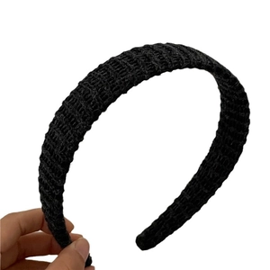 Serre-tête large en tricot noir pour femme avec élégant motif de maille crochetée