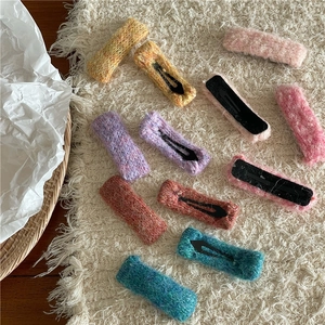 Gros plan de barrettes rectangulaires en laine tricotée colorée avec texture peluche