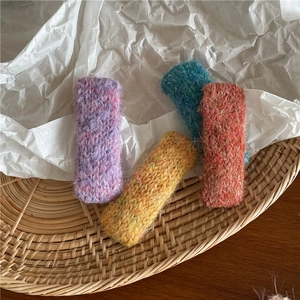 Vue détaillée de barrettes rectangulaires en laine tricotée avec texture mohair