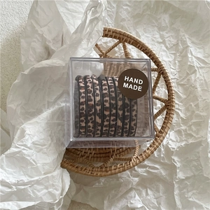 Elastici per capelli leopardati in una scatola regalo con etichetta fatta a mano