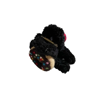 Süße schwarze Plüsch-Haarklammer mit 3D-Donut-Design und bunten flauschigen Pompons
