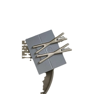 Set di fermagli per capelli minimalisti in lega d'argento opaco con design a X
