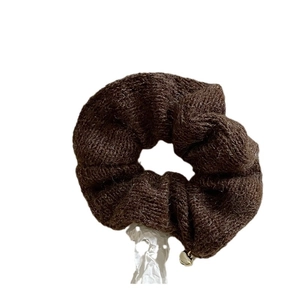 Chouchou en tricot marron avec pendentif boule dorée pour un style d'hiver élégant