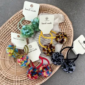 Süße Haargummis im koreanischen Stil mit bunten Pompons und handgemachten Karten