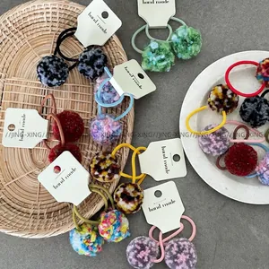 Set bunte Pompon-Haargummis für Kinder mit Leopardenmuster und weichen Kunstfellkugeln