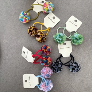 Detail von bunten Plüsch-Pom-Pon-Haargummis mit Kunstpelz und elastischen Bändern