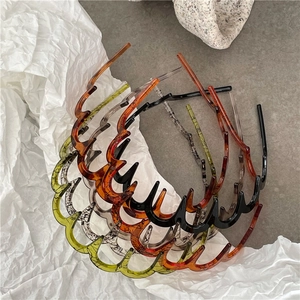 Set of wavy zigzag plastic headbands in leopard, green, black and floral patterns