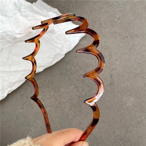 Close-up of a tortoiseshell wave headband with teeth for secure hair grip and styling