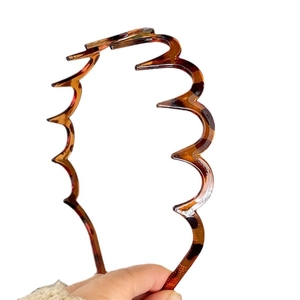 Classic tortoise shell wavy headband with anti-slip teeth for women fashion styling