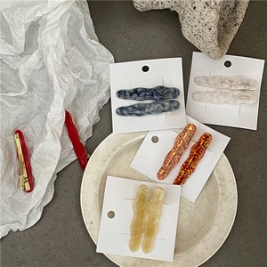 Lot de barrettes à cheveux ondulées en acétate aux motifs marbrés variés sur carte