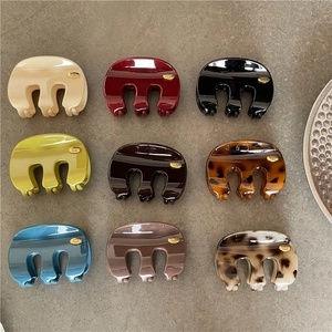 Lot de 9 pinces à cheveux colorées en acétate avec logo M doré en disposition grillagée