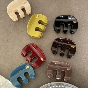 Lot de 6 pinces à cheveux en résine brillante avec logo M doré en couleurs assorties