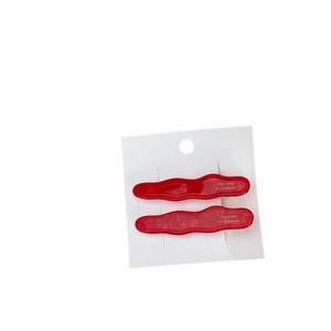 Paire de barrettes à cheveux ondulées en acétate rouge marbré avec lettrage doré chic