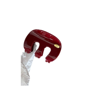 Pince à cheveux M bordeaux brillant avec étiquette dorée Hand Made pour un style élégant