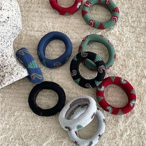 Élastiques à cheveux tricotés aux motifs de sapin de Noël sur fond en peluche doux