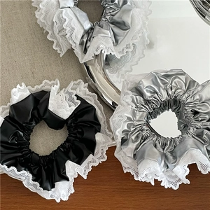 Chouchous chic en similicuir et argent métallisé avec bordure en dentelle blanche