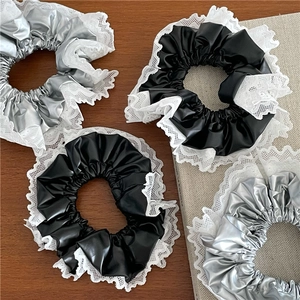 Lot de 4 chouchous tendance en similicuir PU avec dentelle blanche en argent et noir