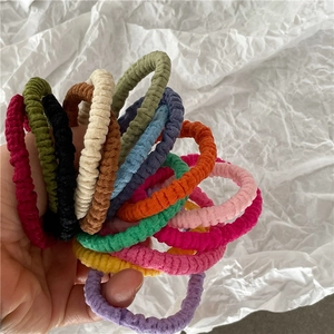 Détail rapproché des élastiques à cheveux plissés colorés avec texture de tissu fin