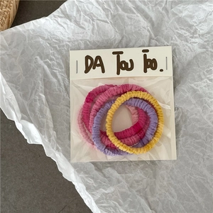 Vue détaillée d'élastiques à cheveux nervurés multicolores en emballage transparent