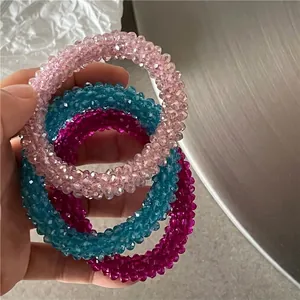 Driedelige set sprankelende kleurrijke kristallen haarelastiekjes in roze, blauw en rood