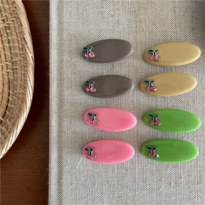 Lot de huit barrettes ovales aux tons pastel avec des détails de cerises strass