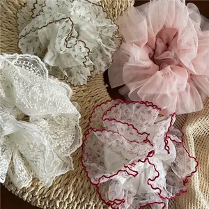 Lot de quatre chouchous en dentelle et tulle avec broderies florales de style féerique