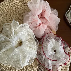 Lot de trois chouchous élégants en dentelle et mesh avec des motifs floraux brodés