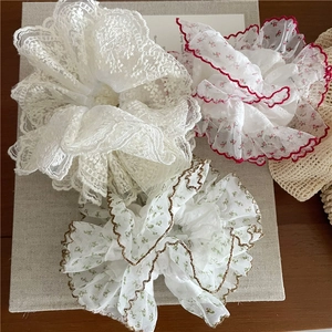 Détails de broderie et couches de dentelle délicates sur chouchous à fleurs