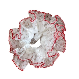 Chouchou en dentelle blanche avec broderies fleurs rouges et bords ondulés